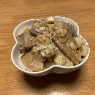 【絶品】　ネギ塩豚丼